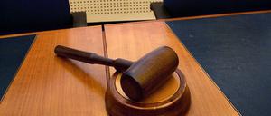 Der Hammer eines Richters liegt in einem Gerichtssaal im Europäischen Gericht für Menschenrechte in Straßburg. 