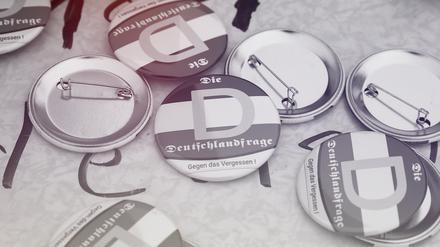 Buttons aus dem rechten Reichsbürger-Milieu, die mit der „Deutschlandfrage“ Debatten aus dem 19. Jahrhundert wiederaufleben lassen wollen.