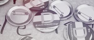 Buttons aus dem rechten Reichsbürger-Milieu, die mit der „Deutschlandfrage“ Debatten aus dem 19. Jahrhundert wiederaufleben lassen wollen. 