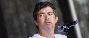 Michael Ballweg, Initiator der „Querdenken“-Bewegung, spricht 2020 bei einer Protestkundgebung.