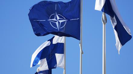  Die Nato-Flagge und die finnische Flagge.