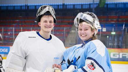 Robin Ebelt und Amelie Lehmann spielen beide bei United on Ice. Im Tor geht kaum ein Weg an ihnen vorbei.