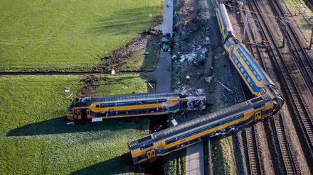 Blick auf die Unfallstelle nach einem schweren Zugunglück . Der Unfall ereignete sich gegen 3.25 Uhr auf der Strecke von Leiden nach Den Haag beim Ort Voorschoten.