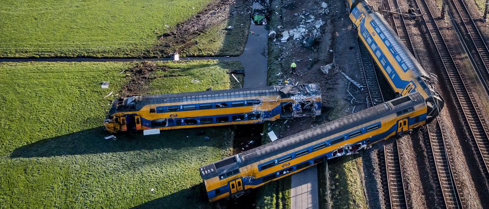 Blick auf die Unfallstelle nach einem schweren Zugunglück . Der Unfall ereignete sich gegen 3.25 Uhr auf der Strecke von Leiden nach Den Haag beim Ort Voorschoten. 