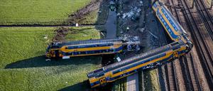Blick auf die Unfallstelle nach einem schweren Zugunglück . Der Unfall ereignete sich gegen 3.25 Uhr auf der Strecke von Leiden nach Den Haag beim Ort Voorschoten. 