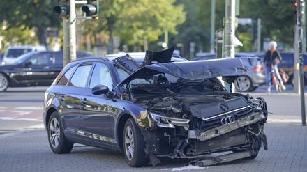 Ein Auto mit Totalschaden.