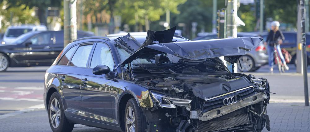 Ein Auto mit Totalschaden.