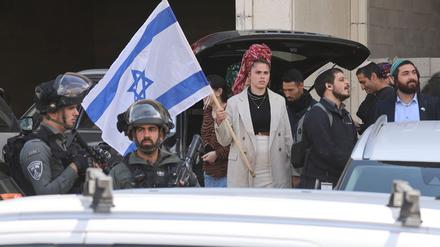 Siedler, Mitglieder der Partei Religiöser Zionismus und israelische Soldaten im palästinensischen Dorf Huwara, das Siedler verwüsteten, ohne dass die Armee eingriff.  