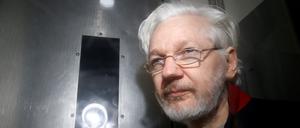 Julian Assange in einem Auto der Justiz in London.
