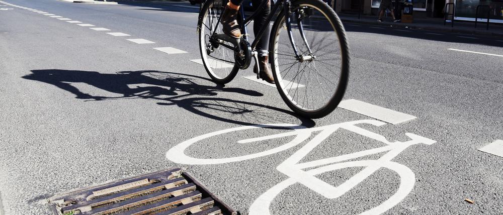 Die neue Radspur für Fahrradfahrer in der Karl-Marx-Straße in Berlin-Neukölln, aufgenommen am 23. Mai 2018.
Foto: Kitty Kleist-Heinrich