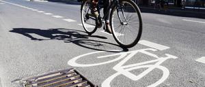 Die neue Radspur für Fahrradfahrer in der Karl-Marx-Straße in Berlin-Neukölln, aufgenommen am 23. Mai 2018.
Foto: Kitty Kleist-Heinrich