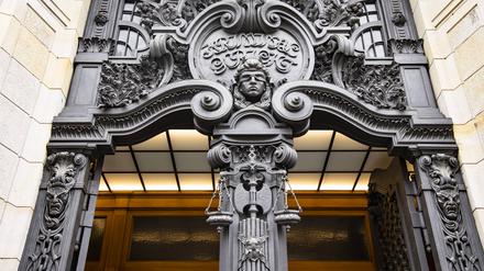 Haupteingang vom Gebäude, das das Amtsgericht Tiergarten, die Staatsantwaltschaft Berlin und das Landgericht beherbergt.