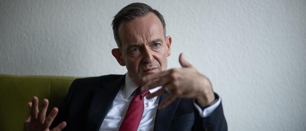 Volker Wissing, Bundesminister für Verkehr und Digitales, spricht während eines Interviews (Archivbild).