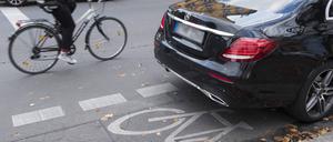 Verkehrwidriges Parken auf einem Radweg in der in Berlin-Kreuzberg. (Symbolbild)