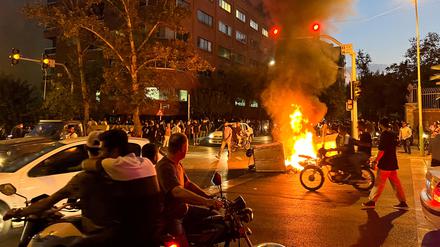FILE PHOTO: A police motorcycle burns during a protest over the death of Mahsa Amini, a woman who died after being arrested by the Islamic republic's "morality police", in Tehran, Iran September 19, 2022. WANA (West Asia News Agency) via REUTERS ATTENTION EDITORS - THIS IMAGE HAS BEEN SUPPLIED BY A THIRD PARTY.   ATTENTION EDITORS - THIS PICTURE WAS PROVIDED BY A THIRD PARTY/File Photo