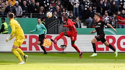 Frühe Entscheidung. Randal Kolo Muani trifft per Heber zum 2:0 für Frankfurt.