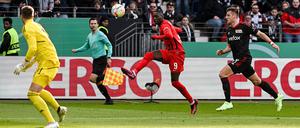 Frühe Entscheidung. Randal Kolo Muani trifft per Heber zum 2:0 für Frankfurt.