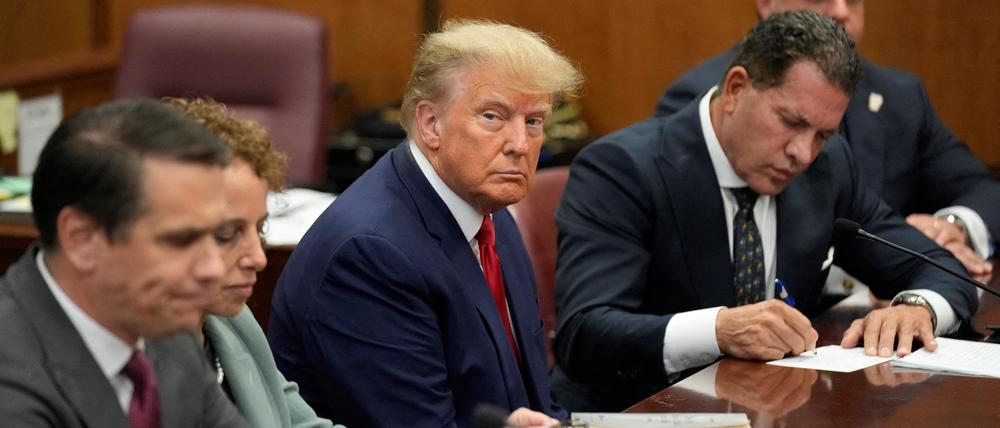Der ehemalige US-Präsident Donald Trump erscheint zusammen mit Mitgliedern seines Anwaltsteams vor Gericht.