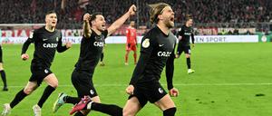 Lucas Höler bejubelt sein Elfmetertor und kurz darauf den Einzug ins Halbfinale des DFB-Pokals.