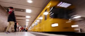 Aufgrund der Coronakrise war 2020 für die BVG ein katastrophales Jahr. Die Zahl der Fahrgäste schrumpfte auf zwei Drittel, die Ertragseinbußen liegen im dreistelligen Millionenbereich. In Bahnen und am Gleis gilt Maskenpflicht. Trotzdem wollen die Berliner Verkehrsbetriebe in den kommenden Jahren extra lange Bahnen mit einer Gesamtlänge von 50 Meter anschaffen. Im Bild die der neue U-Bahnhof Unter den Linden . Themenbild, Symbolbild Bild aufgenommen mit Genehmigung der BVG-Pressestelle Berlin, 01.01.2021 *** Due to the Corona crisis, 2020 was a catastrophic year for BVG The number of passengers shrank to two-thirds, the revenue losses are in the three-digit millions In trains and on the track masks are mandatory Nevertheless, the Ber Foto:xC.xHardtx/xFuturexImage