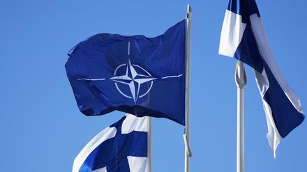 Die finnische- sowie die Nato-Flagge.