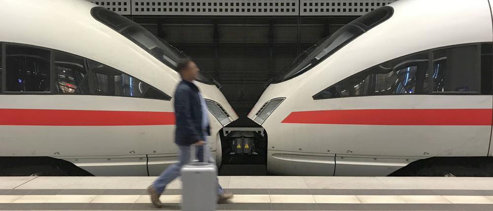 Bahnreisende an einem ICE der DB am Hauptbahnhof in Berlin. (Symbolbild)