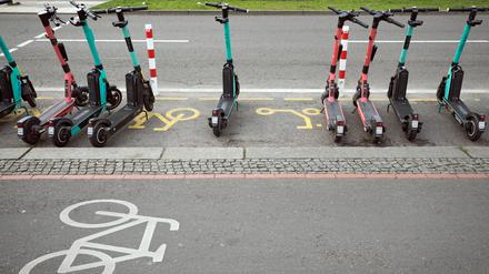 Abgestellte E-Roller an einem Fahrradstreifen in Berlin.