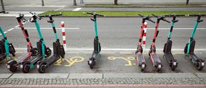 Abgestellte E-Roller an einem Fahrradstreifen.