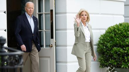 US-Präsident Joe Biden und seine Frau Jill am Weißen Haus Ende März.