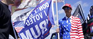 Colton McCormick, ein Anhänger von Trump, vor Trumps Anwesen in Mar-a-Lago.