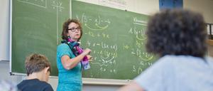 Lehrerin unterrichtet Mathematik in einer Klasse der Georg-Christoph-Lichtenberg-Gesamtschule IGS Goettingen. (Symbolbild)