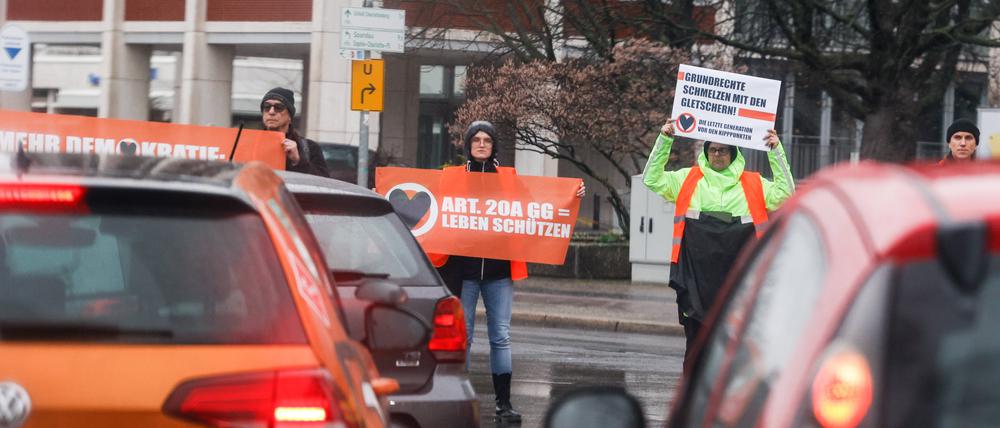Klimaaktivisten bzw Klima Kleber blockieren die Strasse am Ernst Reuter Platz während der Rush Hour am 31.03.23 in Berlin. Klima Kleber sperren Strasse am Ernst Reuter Platz in Berlin *** Climate activists or climate glue block the street at Ernst Reuter Platz during rush hour on 31 03 23 in Berlin Climate glue block the street at Ernst Reuter Platz in Berlin