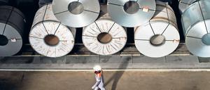 Mitarbeiterin auf dem Gelände der Salzgitter AG