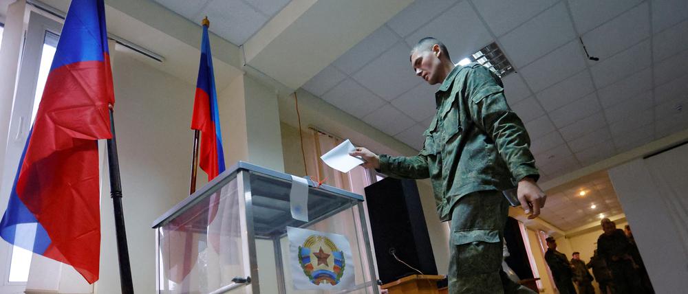 Ein Angehöriger der selbsternannten Volksrepublik Luhansk (LPR) stimmt während eines Referendums über den Anschluss der LPR an Russland ab (Symbolbild).
