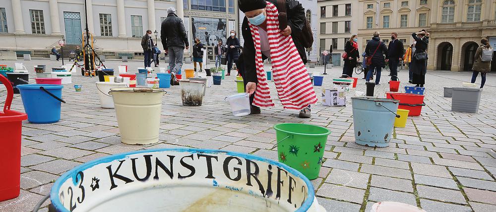 „KunstimEimer“ hieß eine Aktion des Netzwerkes KulturMachtPotsdam auf dem Alten Markt 2021. Jetzt protestiert es gegen angekündigte Kürzungen in der Kultur.