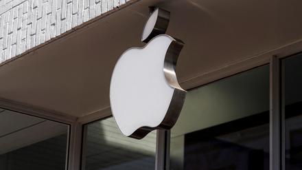 FILE PHOTO: Logo of an Apple store is seen as Apple Inc. reports fourth quarter earnings in Washington, U.S., January 27, 2022.      REUTERS/Joshua Roberts/File Photo