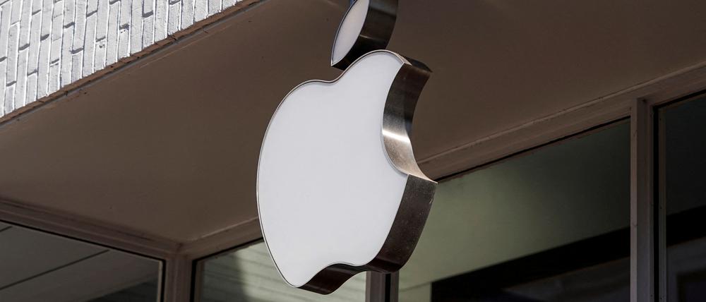 FILE PHOTO: Logo of an Apple store is seen as Apple Inc. reports fourth quarter earnings in Washington, U.S., January 27, 2022.      REUTERS/Joshua Roberts/File Photo