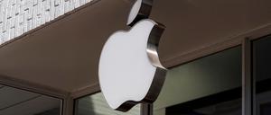 FILE PHOTO: Logo of an Apple store is seen as Apple Inc. reports fourth quarter earnings in Washington, U.S., January 27, 2022.      REUTERS/Joshua Roberts/File Photo