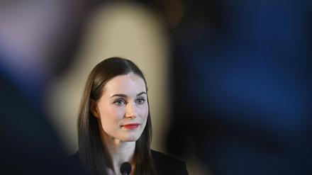 Sanna Marin, Vorsitzende der Sozialdemokratischen Partei SDP und finnische Ministerpräsidentin, spricht mit Journalisten im Parlament.