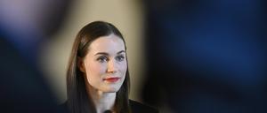 Sanna Marin, Vorsitzende der Sozialdemokratischen Partei SDP und finnische Ministerpräsidentin, spricht mit Journalisten im Parlament.