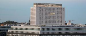 Der „Betten-Turm“ in Mitte. Die Charité ist mit fast 3100 Betten eine der größten Universitätskliniken Europas. 