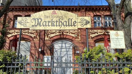Links auf dem Weg zur Waldemarbrücke: Das Wirthaus „Zur Kleinen Markthalle“ am Legiendamm. Seit dem 1. April 2023 ist die beliebte Kneipe geschlossen. 