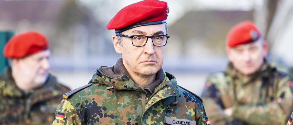 Cem Özdemir (Bündnis90/Die Grünen), Bundesminister für Ernährung und Landwirtschaft, nimmt an einer Wehrübung bei den Feldjägern teil.