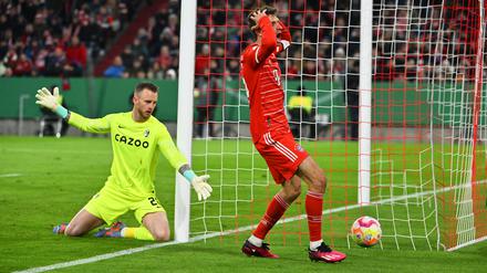 Daneben. Thomas Müller (r.) reagiert neben Freiburgs Torhüter Mark Flekken. 
