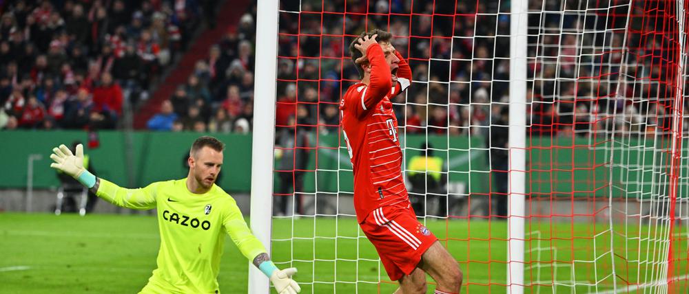 Daneben. Thomas Müller (r.) reagiert neben Freiburgs Torhüter Mark Flekken.