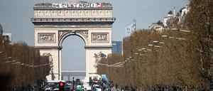Am Triumphbogen in Paris hängt ein Banner der Demonstranten: „64 C´est non!“ (64 heißt nein!). In den letzten Wochen gab es landesweit Proteste gegen das von der Regierung beschlossene Renteneintrittsalter mit 64.