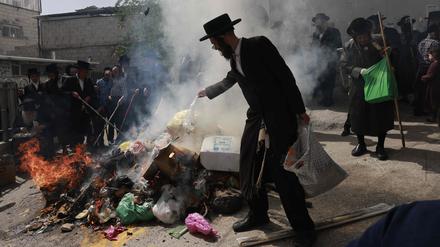 Ultraorthodoxe verbrennen gesäuerte Lebensmittel während des Biur Chametz-Rituals vor dem Pessach-Fest in Jerusalem.