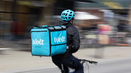 Ein Wolt Lieferfahrer fährt mit dem Fahrrad in der Altstadt der Hauptstadt Ljubljana, Slowenien, 13.10.2021. 