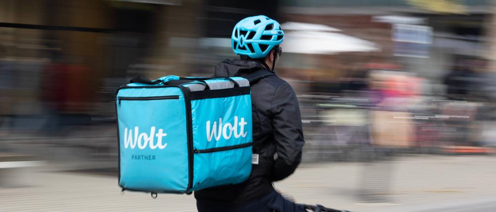 Ein Lieferfahrer fährt für den Bringsdienst Wolt. Nicht alle Kuriere sind direkt beim Unternehmen angestellt.