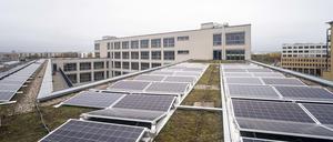 Mit der Photovoltaikanlage auf dem Dach produziert die ASH selbst Energie.
